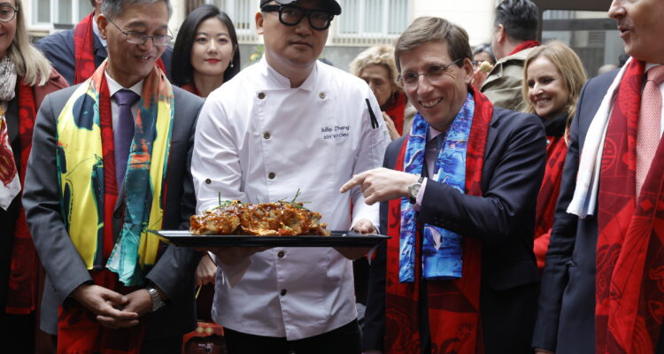 Almeida participa en la presentación del Año Nuevo chino