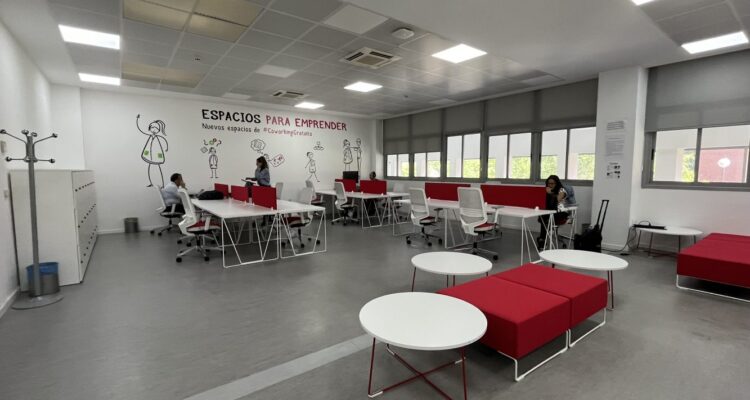 Espacio abierto de coworking en vivero de empresas