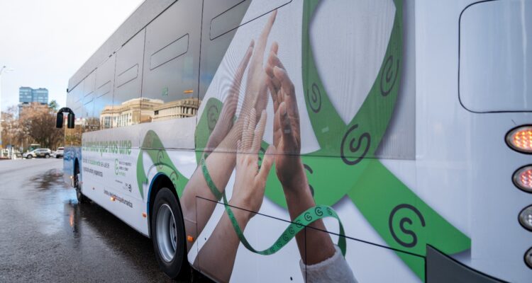 Imagen de la campaña colaboración de EMT Madrid y AECC