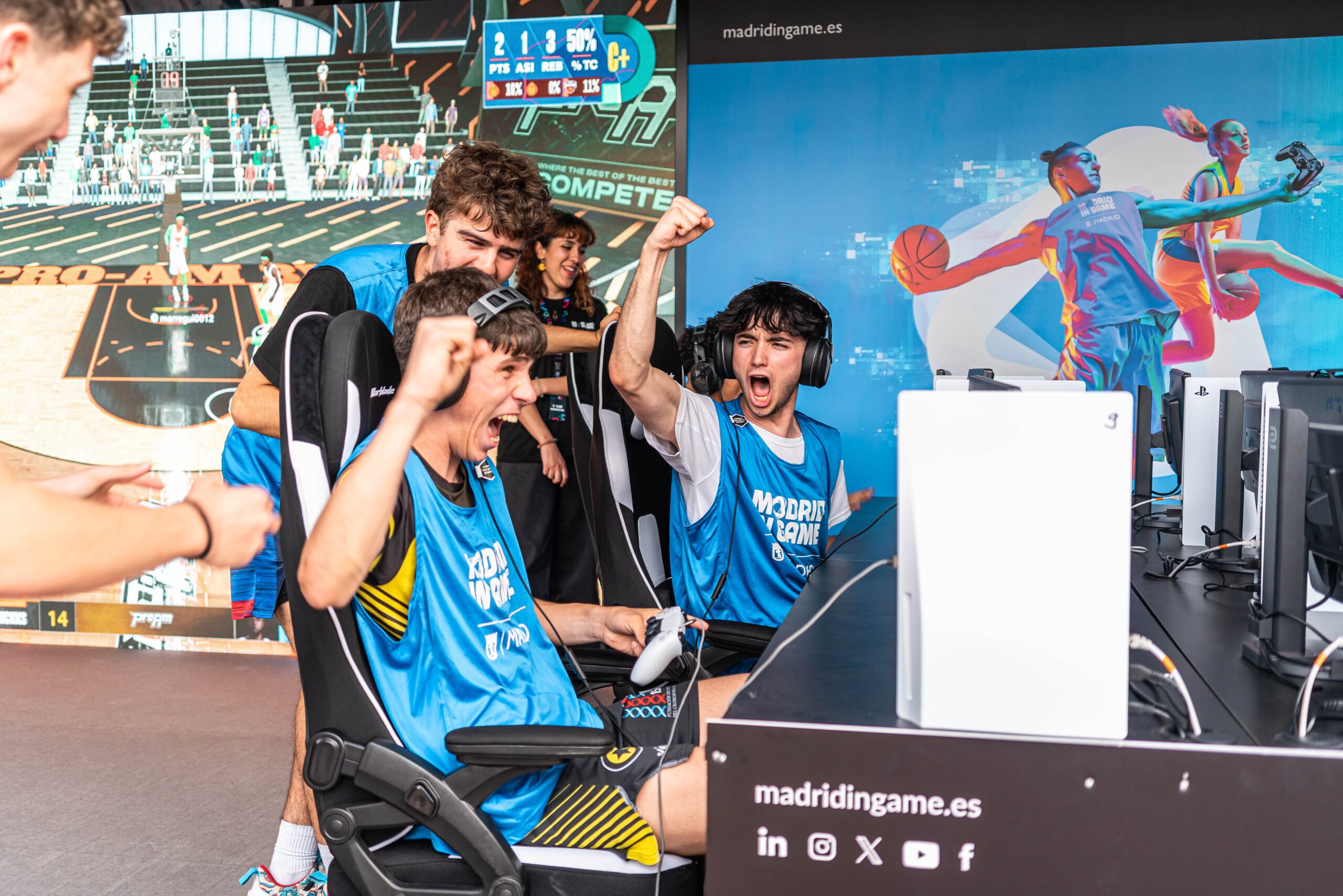 Jóvenes ganando una competición de eSports en Madrid In Game