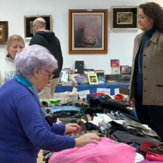 La concejala de Arganzuela, Lola Navarro, en el mercadillo solidario del Centro Municipal de Mayores Luca de Tena