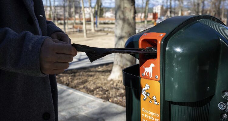 Modelo 3 nuevas papeleras gran capacidad en zonas verdes