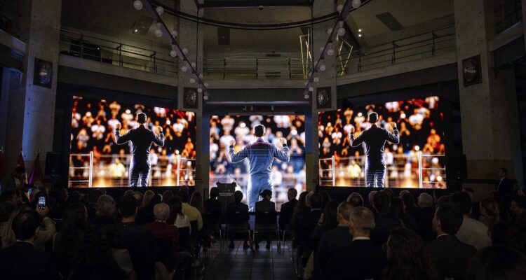 Momento de la ceremonia de revelación del trofeo