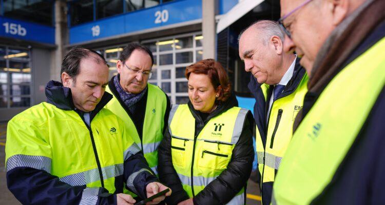 Momento de la entrega de los autobuses de EMT Madrid