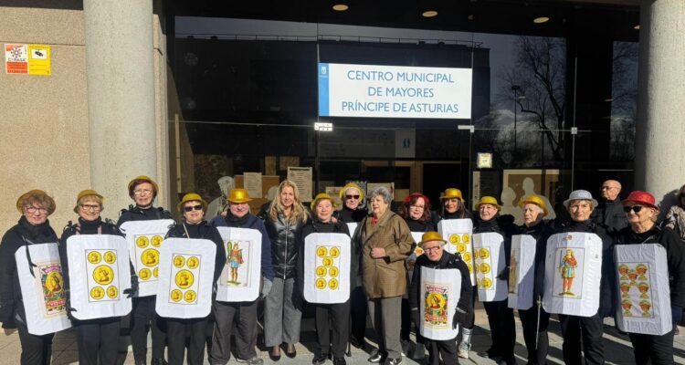 Posado de la concejala de Ciudad Lineal, Nadia Álvarez, con mayores disfrazados de naipes de la baraja española