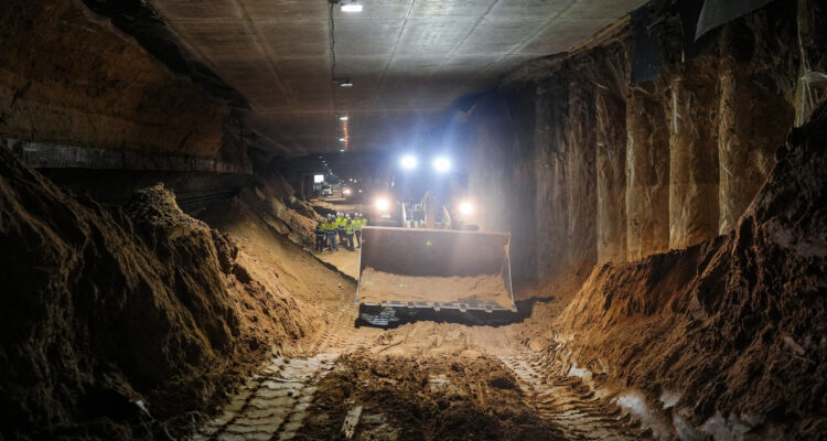 Excavadora durante la culminación del segundo cale