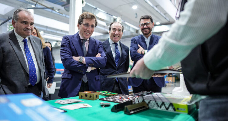 Almeida visita el centro de referencia de accesibilidad para toda España de la ONCE