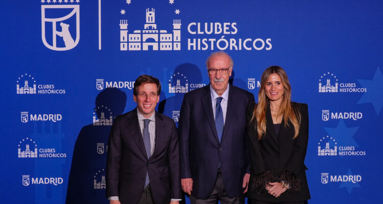 El alcalde de Madrid, José Luis Martínez-Almeida, junto a la concejala de Deportes Sonia Cea y Vicente del Bosque