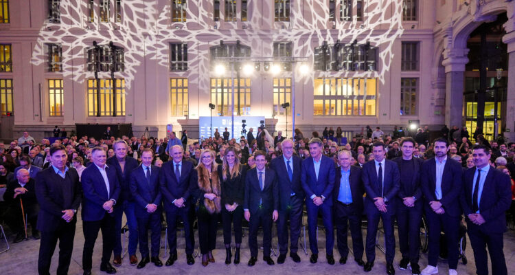 Almeida con los homenajeados en la II Gala de Clubes Históricos Deportivos de Madrid