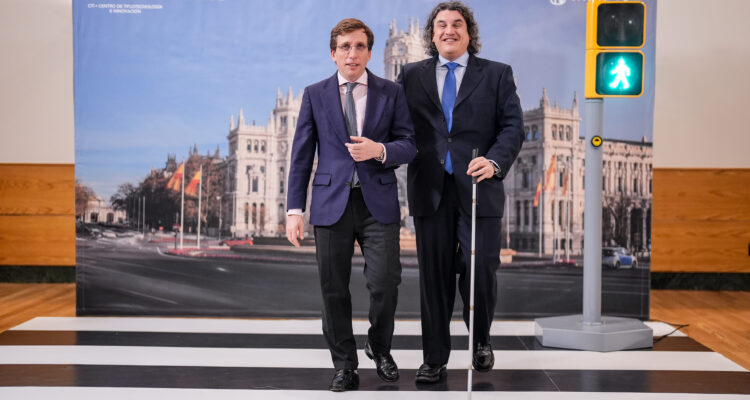 Almeida visita el centro de referencia de accesibilidad para toda España de la ONCE