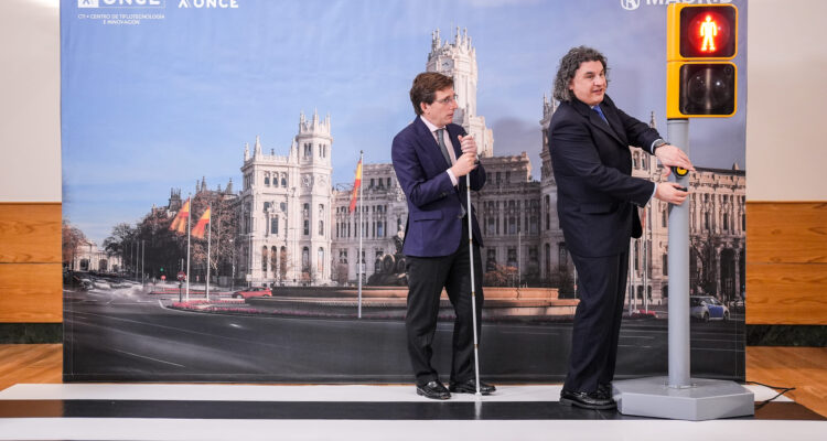 Almeida visita el centro de referencia de accesibilidad para toda España de la ONCE