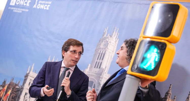 Almeida visita el centro de referencia de accesibilidad para toda España de la ONCE