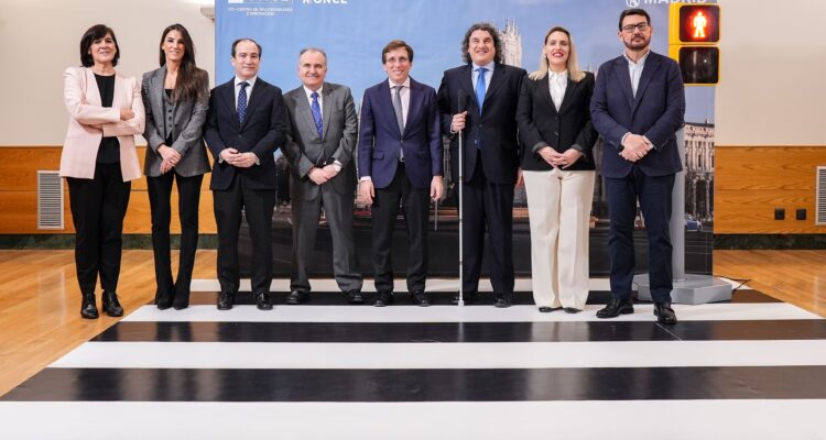 Almeida visita el centro de referencia de accesibilidad para toda España de la ONCE