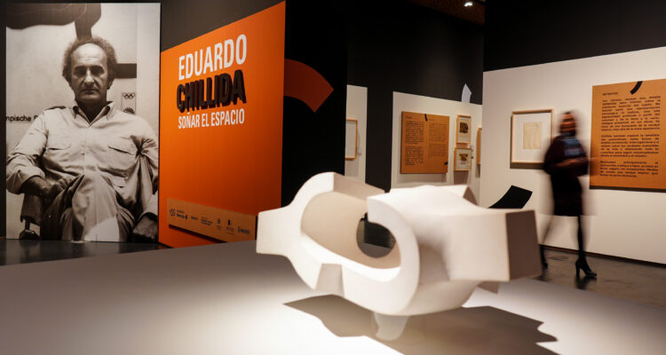 Almeida inaugura la exposición ‘Eduardo Chillida. Soñar el espacio’