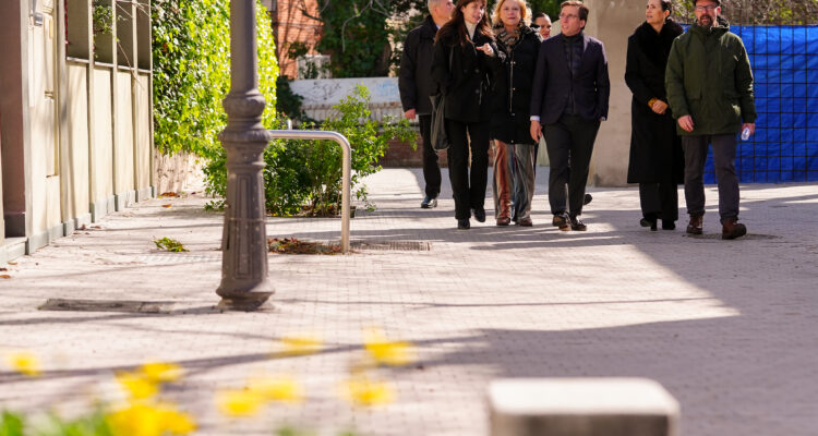 El alcalde, José Luis Martínez-Almeida, ha visitado la Colonia histórica El Viso junto a la delegada de Obras y Equipamientos y la concejala de Chamartín