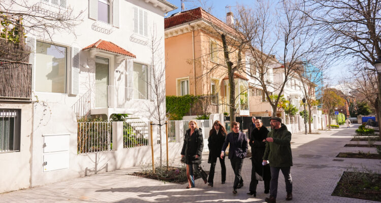 El alcalde, José Luis Martínez-Almeida, ha visitado la Colonia histórica El Viso junto a la delegada de Obras y Equipamientos y la concejala de Chamartín