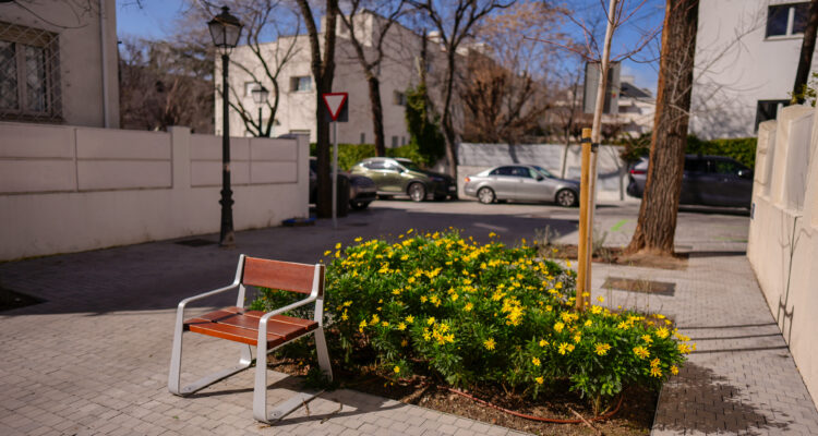 El alcalde, José Luis Martínez-Almeida, ha visitado la Colonia histórica El Viso junto a la delegada de Obras y Equipamientos y la concejala de Chamartín