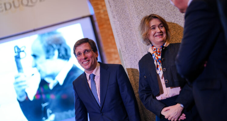 Almeida inaugura la exposición ‘Eduardo Chillida. Soñar el espacio’