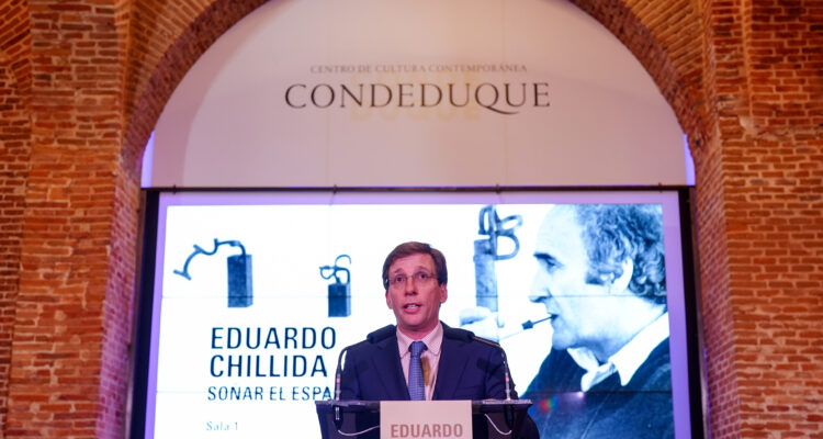 Almeida inaugura la exposición ‘Eduardo Chillida. Soñar el espacio’