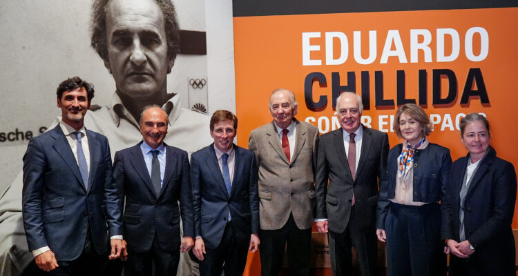 Almeida inaugura la exposición ‘Eduardo Chillida. Soñar el espacio’