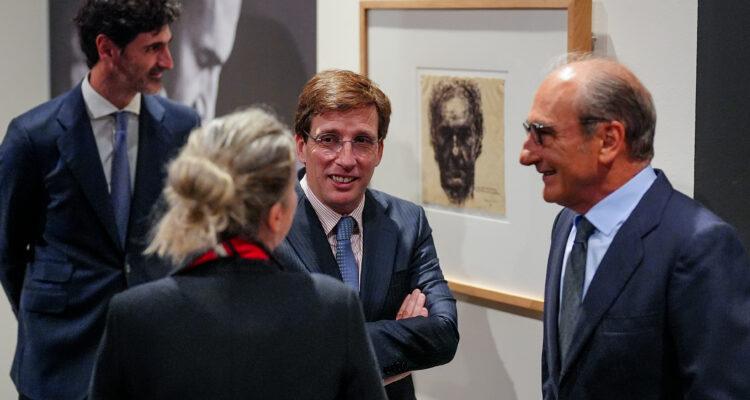 Almeida inaugura la exposición ‘Eduardo Chillida. Soñar el espacio’