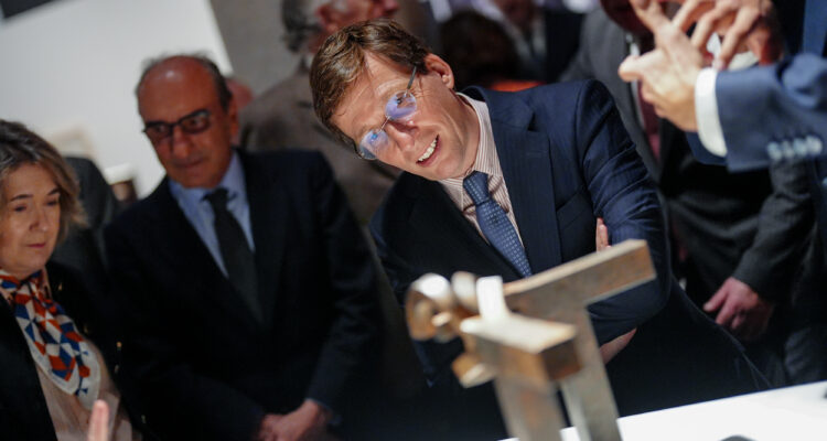 Almeida inaugura la exposición ‘Eduardo Chillida. Soñar el espacio’