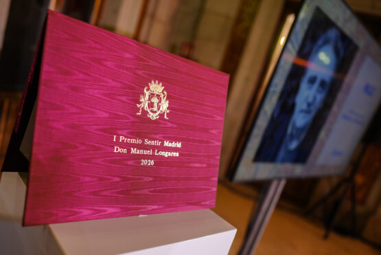 Galardón entregado al autor el pasado martes