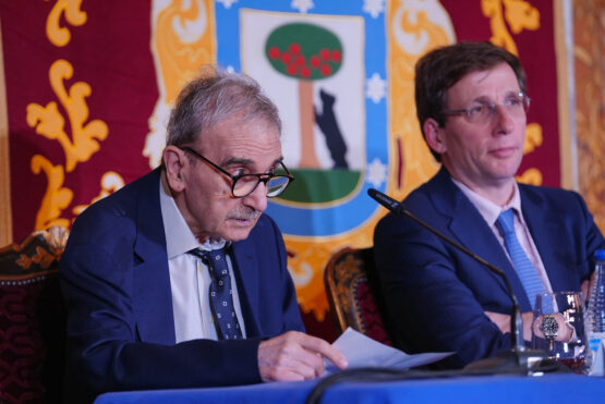 El escritor, junto al Alcalde, durante su discurso en la entrega del Premio Sentir Madrid