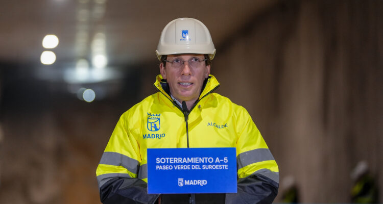 Almeida durante la visita a la conexión de dos frentes de excavación del túnel de la A-5