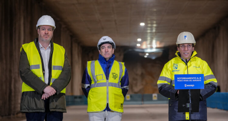 González, Carabante y Almeida durante la visita
