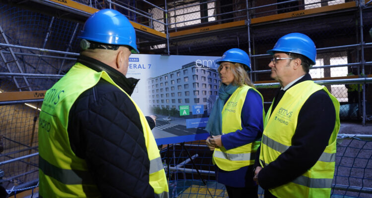 La vicealcaldesa, Inma Sanz, y el delegado de Políticas de Vivienda y presidente de EMVS Madrid, Álvaro González, durante su visita a las obras de Cañaveral 7