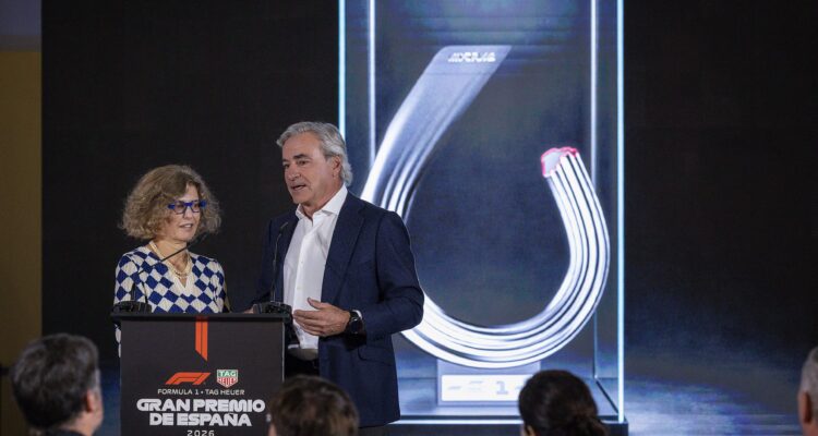 Sainz y Sapey presentando el trofeo