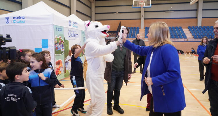 Sanz saludando a Chulapo, protagonista