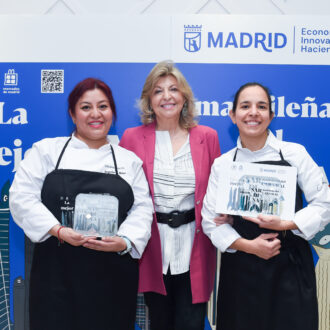 La delegada de Economía, Innovación y Hacienda, Engracia Hidalgo en la clausura del concurso 'Sardinas de Carnaval 2026', junto a las dos ganadoras