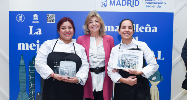 La delegada de Economía, Innovación y Hacienda, Engracia Hidalgo en la clausura del concurso 'Sardinas de Carnaval 2026', junto a las dos ganadoras