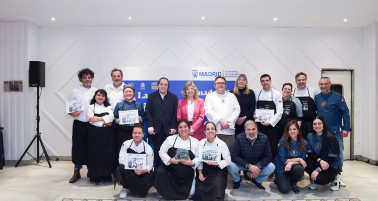 La delegada de Economía, Innovación y Hacienda, Engracia Hidalgo con los participantes del concurso 'Sardinas de Carnaval 2026