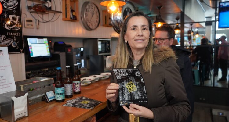 La concejala de Chamartín, en uno de los comercios de la VI Ruta de la Tapa de Prosperidad