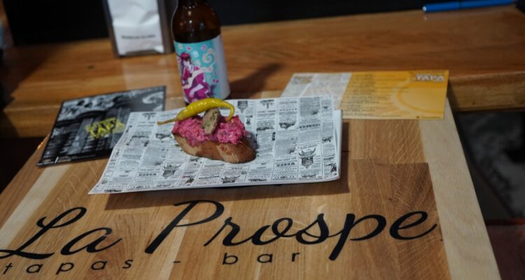 La concejala de Chamartín, en uno de los comercios de la VI Ruta de la Tapa de Prosperidad