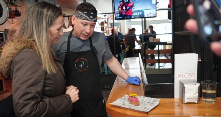 La concejala de Chamartín, en uno de los comercios de la VI Ruta de la Tapa de Prosperidad