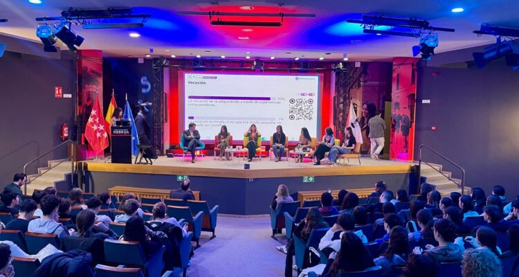 Jornada del Día Internacional de la Mujer y la Ciencia en Hortaleza con alumnos y científicas