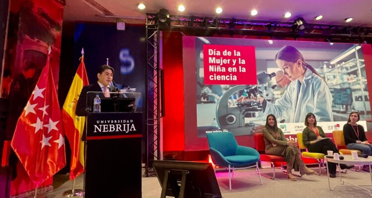 David Pérez inaugura la jornada del Día de la Mujer y la Ciencia en Hortaleza