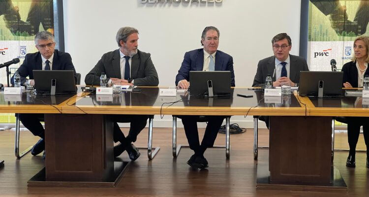 El delegado de Políticas de Vivienda, Álvaro González, presenta el informe ‘Impacto socioeconómico de Los Berrocales’