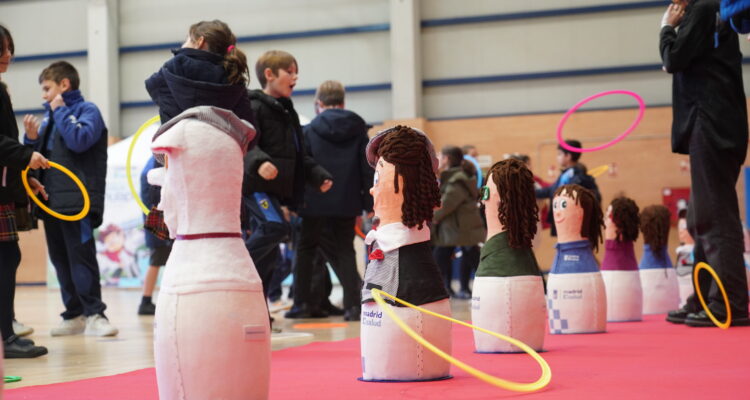 Zona de juegos relacionada con la adopción responsable de mascotas