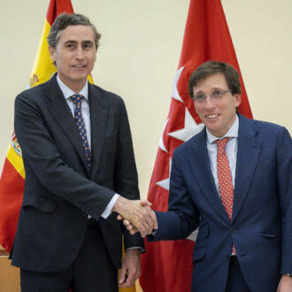 Almeida con Juan Alonso de Lomas en la firma del acuerdo