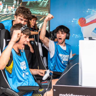 Jóvenes ganando una competición de eSports en Madrid In Game