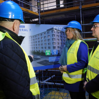 La vicealcaldesa, Inma Sanz, y el delegado de Políticas de Vivienda y presidente de EMVS Madrid, Álvaro González, durante su visita a las obras de Cañaveral 7