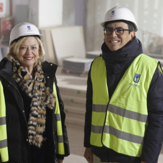 La delegada de Obras y Equipamientos, Paloma García Romero, y el concejal de Villaverde, Orlando Chacón, durante la visita a las obras del Centro Cultural Los Rosales