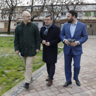 El delegado de Políticas de Vivienda y presidente de la Empresa Municipal de la Vivienda y Suelo de Madrid (EMVS Madrid), Álvaro González, y el concejal de Puente de Vallecas, Ángel Niño, durante su visital a la Colonia Membezar