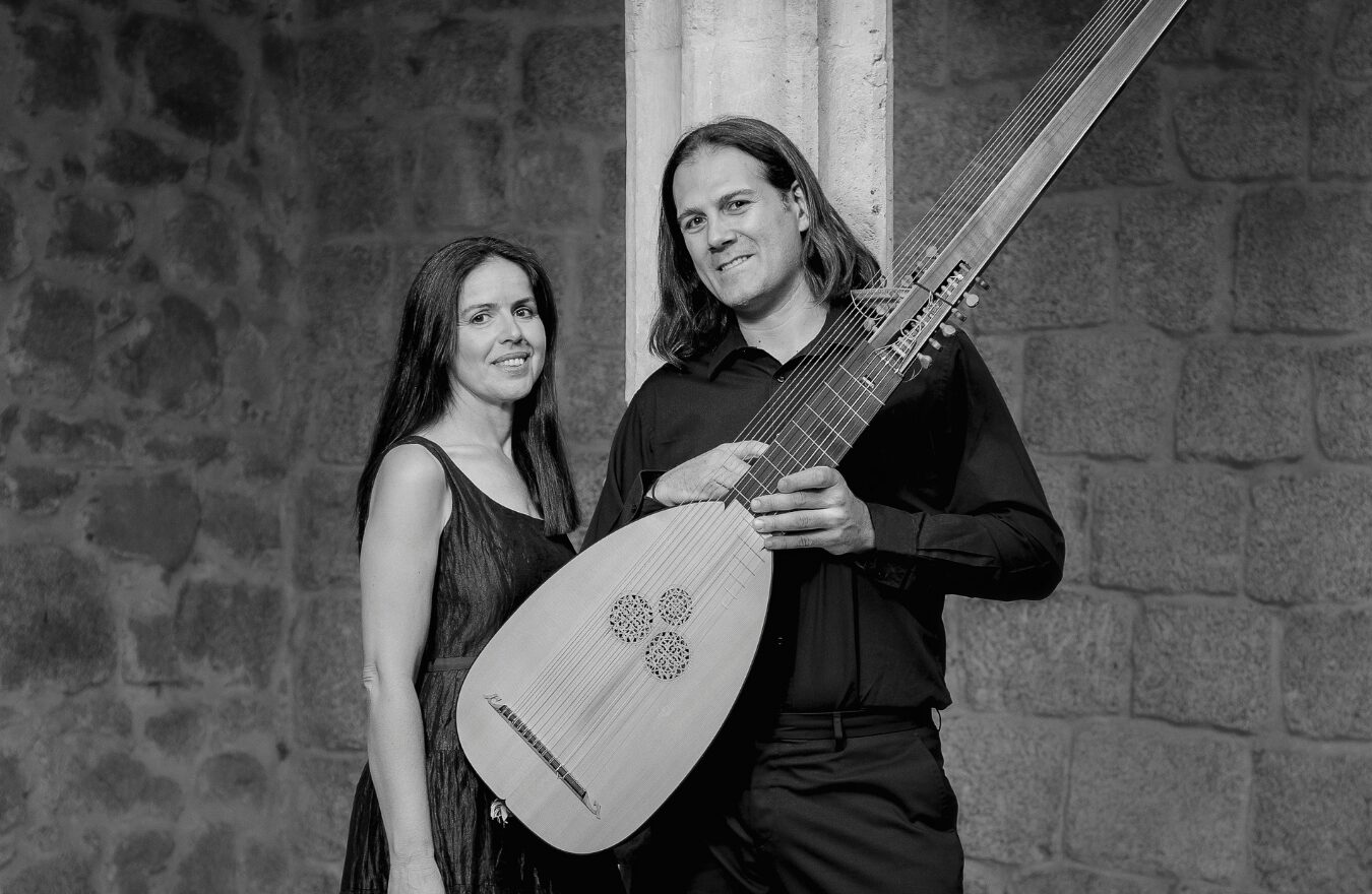María Espada y Manuel Minguillón posan con guitarra barroca y archilaúd en recital de música antigua.