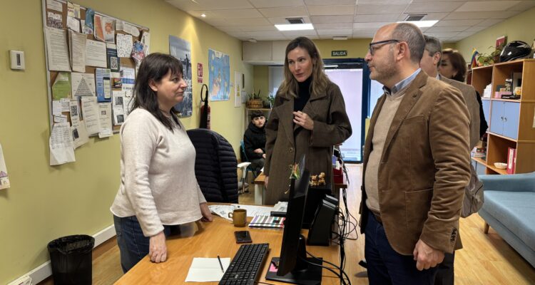 Fernández en su visita a un programa municipal de apoyo a jóvenes